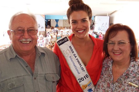 Marciel Hopkins, Mej Suid-Afrika Finalis vir 2016 se eerste besoek was aan die Kersmark. Hier is sy saam met die organiseerders van die Kersmark, Thys en Linda Cilliers.